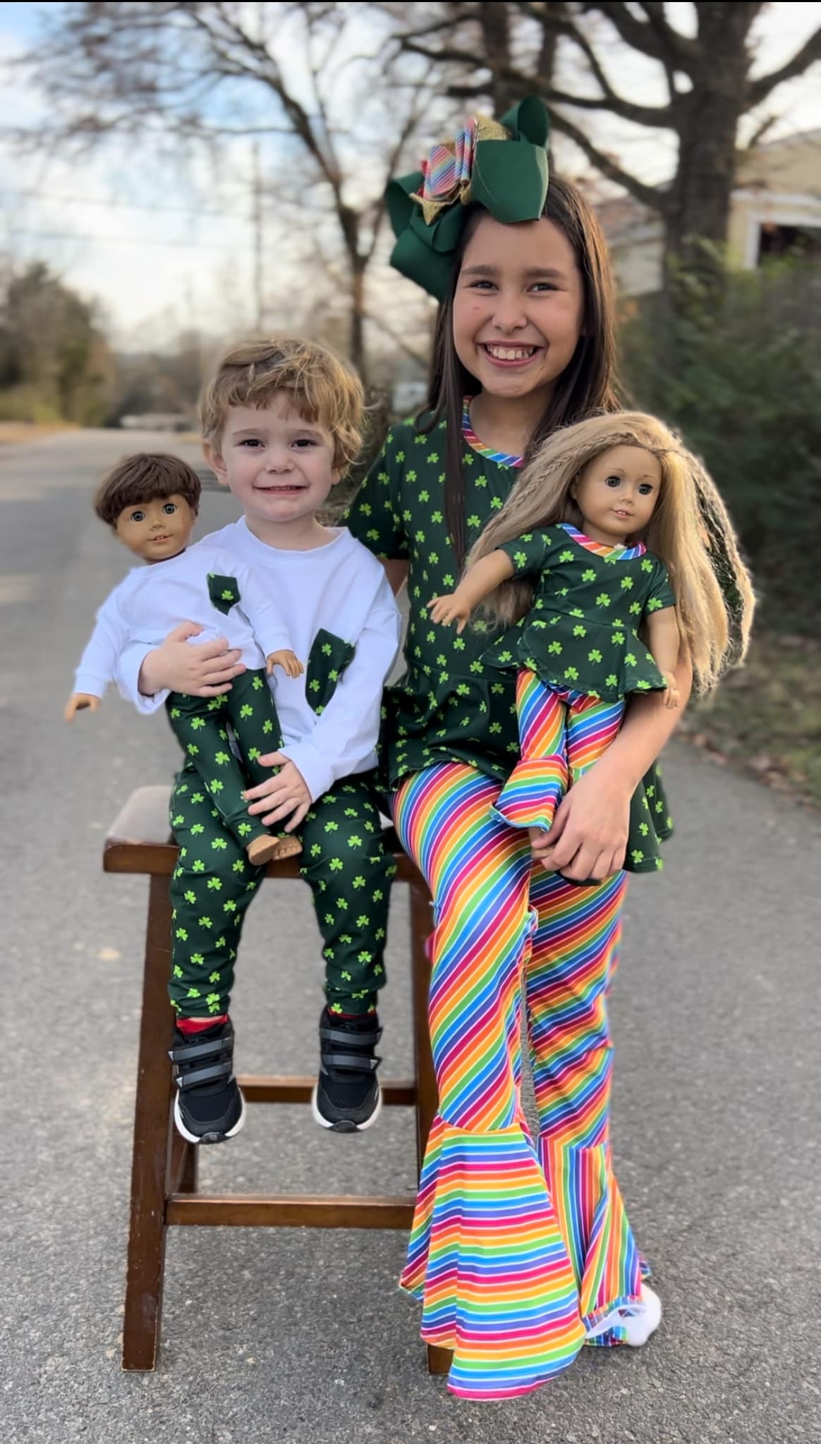 DOLL white, green clover pocket light sweater and green clover jogger set