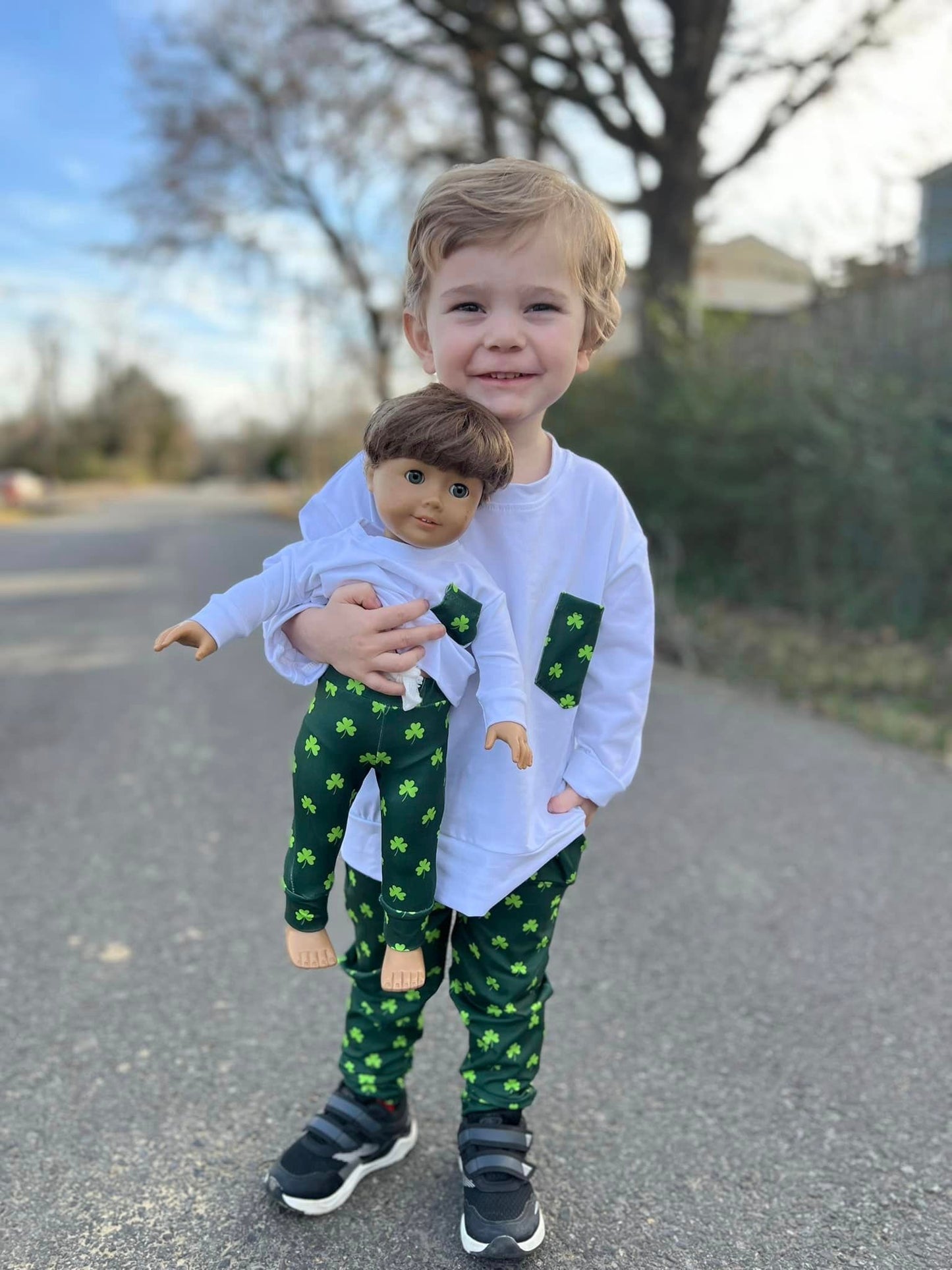 DOLL white, green clover pocket light sweater and green clover jogger set