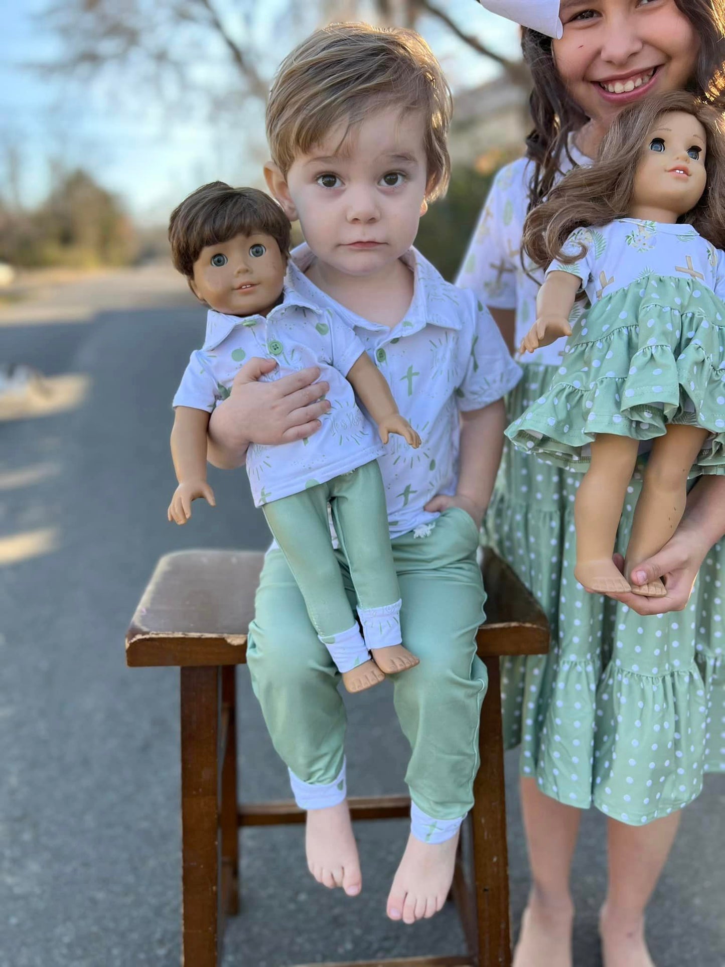 DOLL he is risen collar tee and Olive jogger he is risen cuffs set