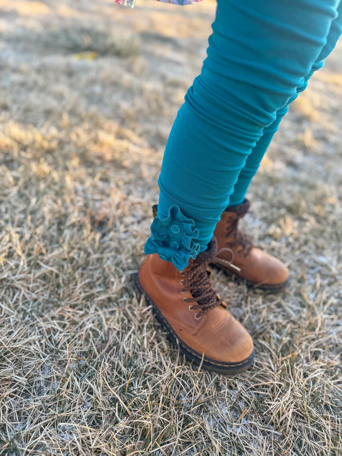 peacock ruffle button leggings