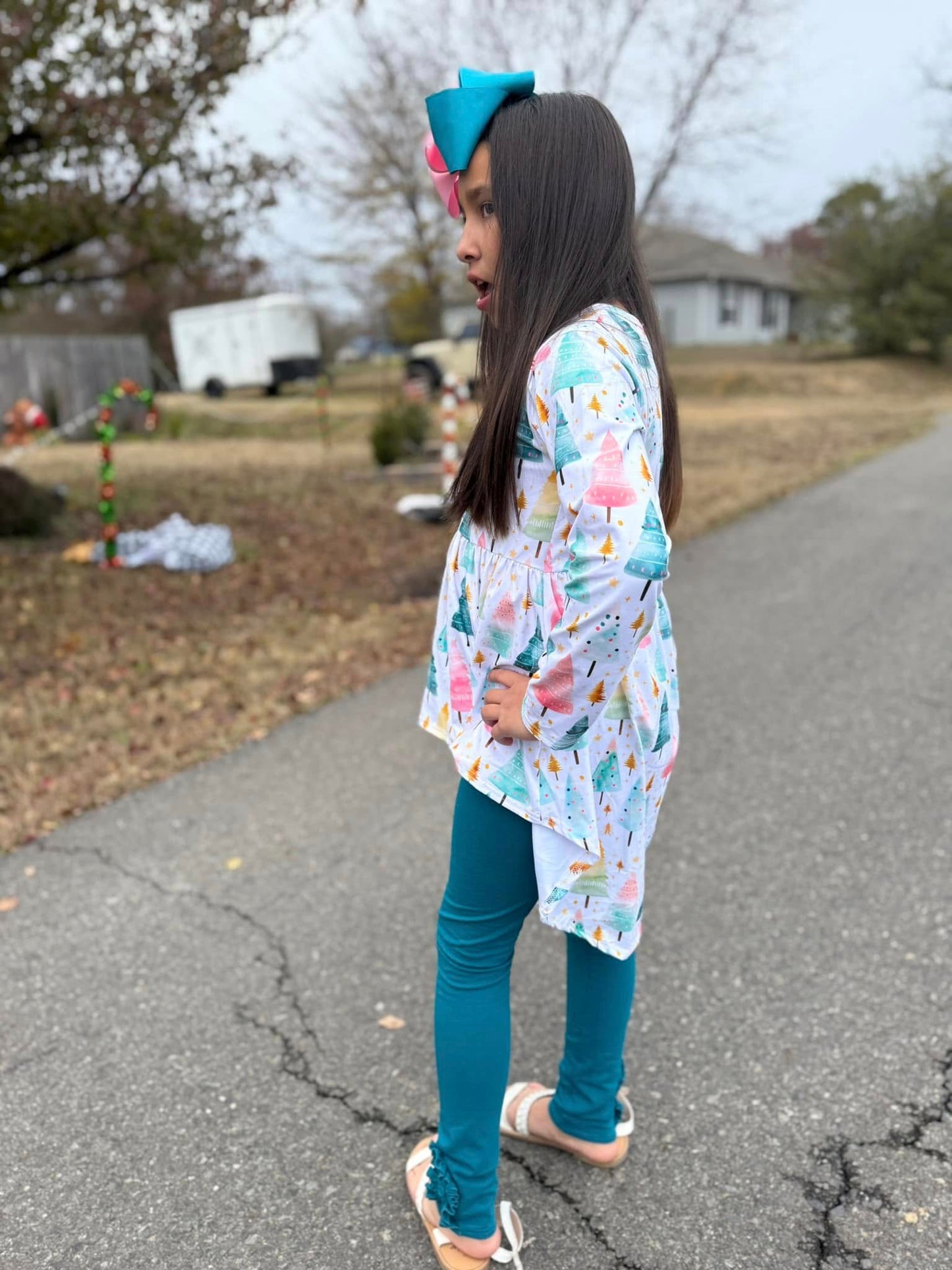 peacock ruffle button leggings