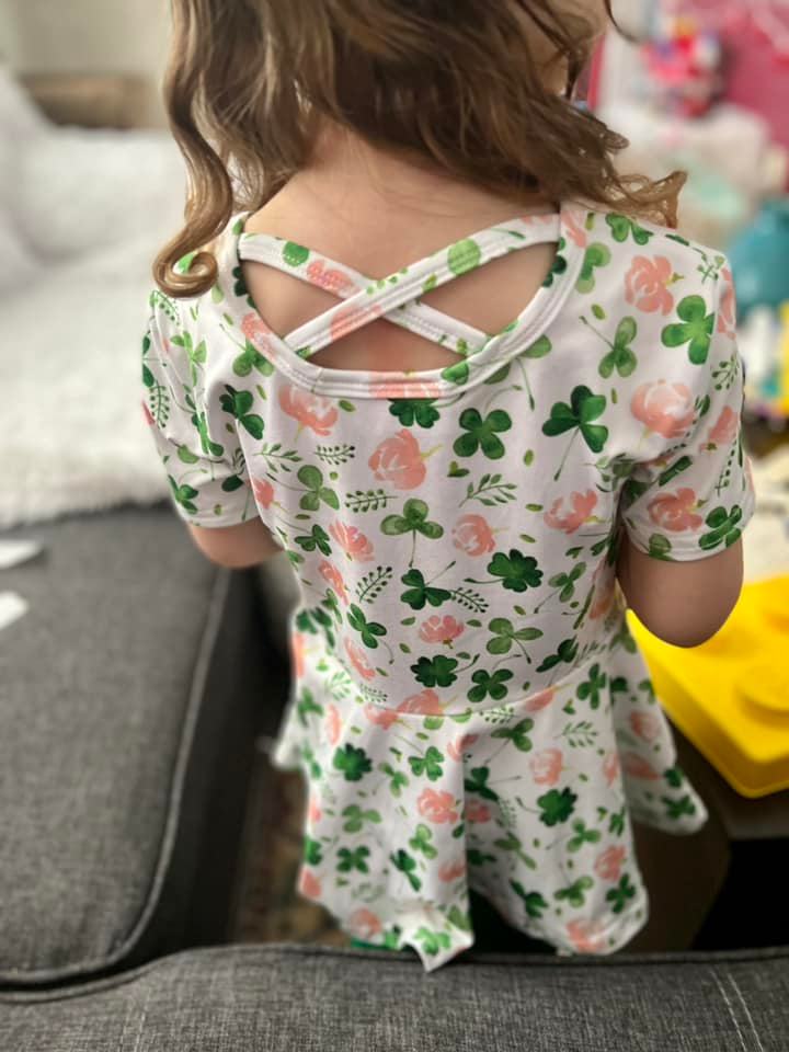 short sleeve shamrock twirl top