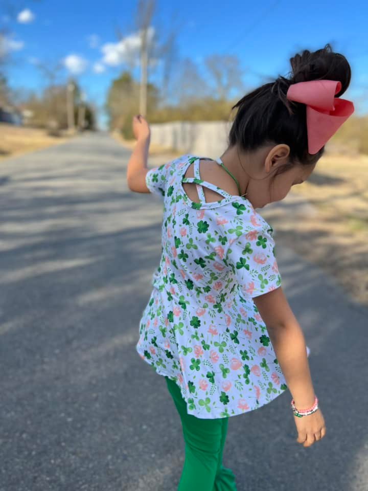 short sleeve shamrock twirl top